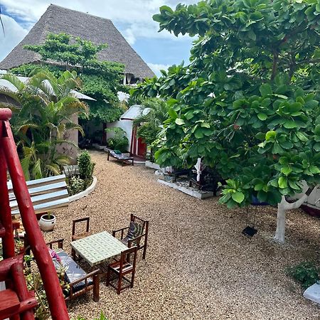 Отель Pole Pole House Нунгви Экстерьер фото
